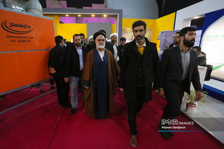 بازدید عضو مجلس خبرگان از نمایشگاه زاینده‌نور