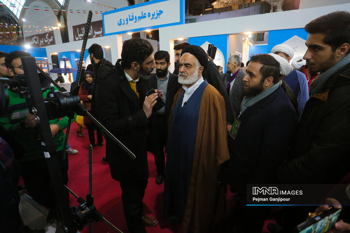 بازدید عضو مجلس خبرگان از نمایشگاه زاینده‌نور