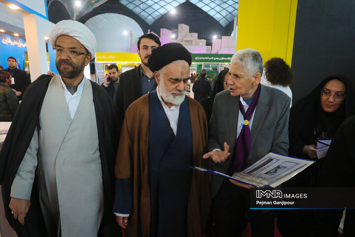 بازدید عضو مجلس خبرگان از نمایشگاه زاینده‌نور