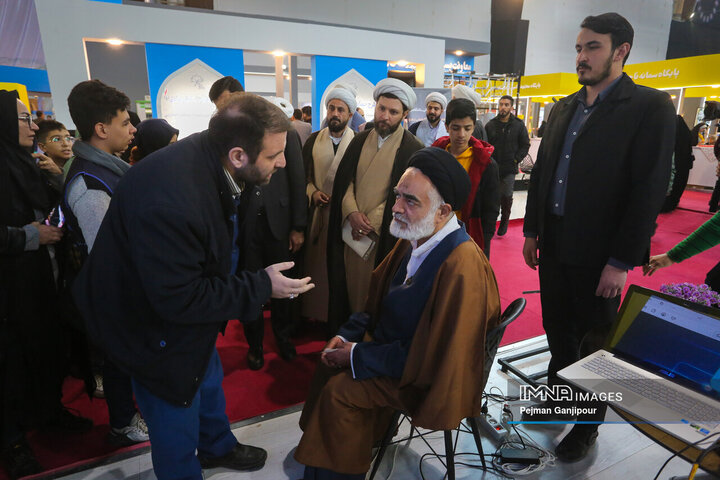 بازدید عضو مجلس خبرگان از نمایشگاه زاینده‌نور