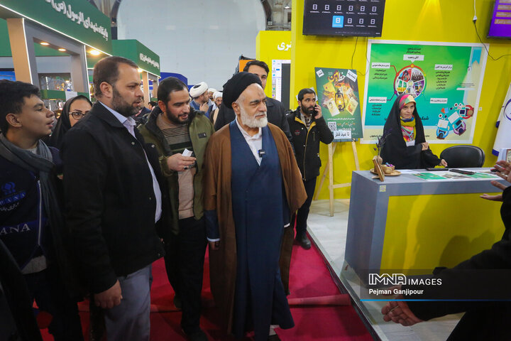 بازدید عضو مجلس خبرگان از نمایشگاه زاینده‌نور