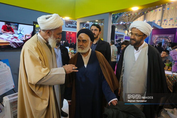 بازدید عضو مجلس خبرگان از نمایشگاه زاینده‌نور