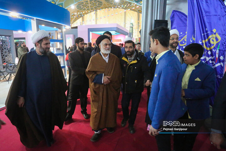 بازدید عضو مجلس خبرگان از نمایشگاه زاینده‌نور