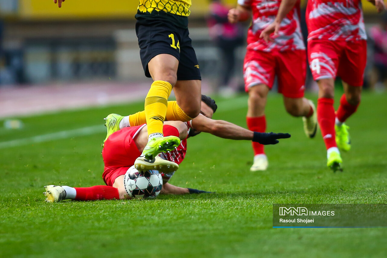 قراردادهای غیرحرفهای؛ زنجیری بر پای فوتبال ایران