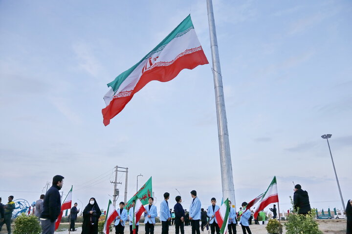 مرتفعترین پرچم ۳ رنگ ایران در جوار مسجد مقدس جمکران به اهتزاز درآمد
