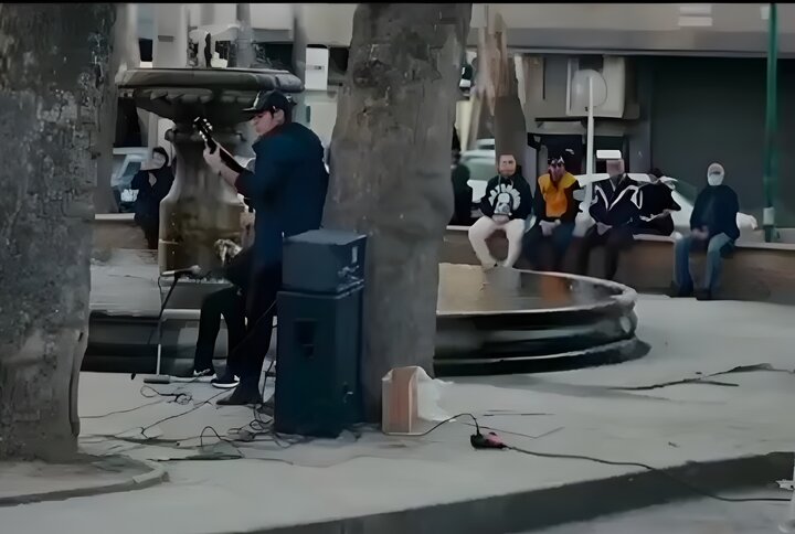 فیلم| فلش ماب موسیقیایی در خرم‌آباد؛ اجرای گروه «لاوک» در میان مردم