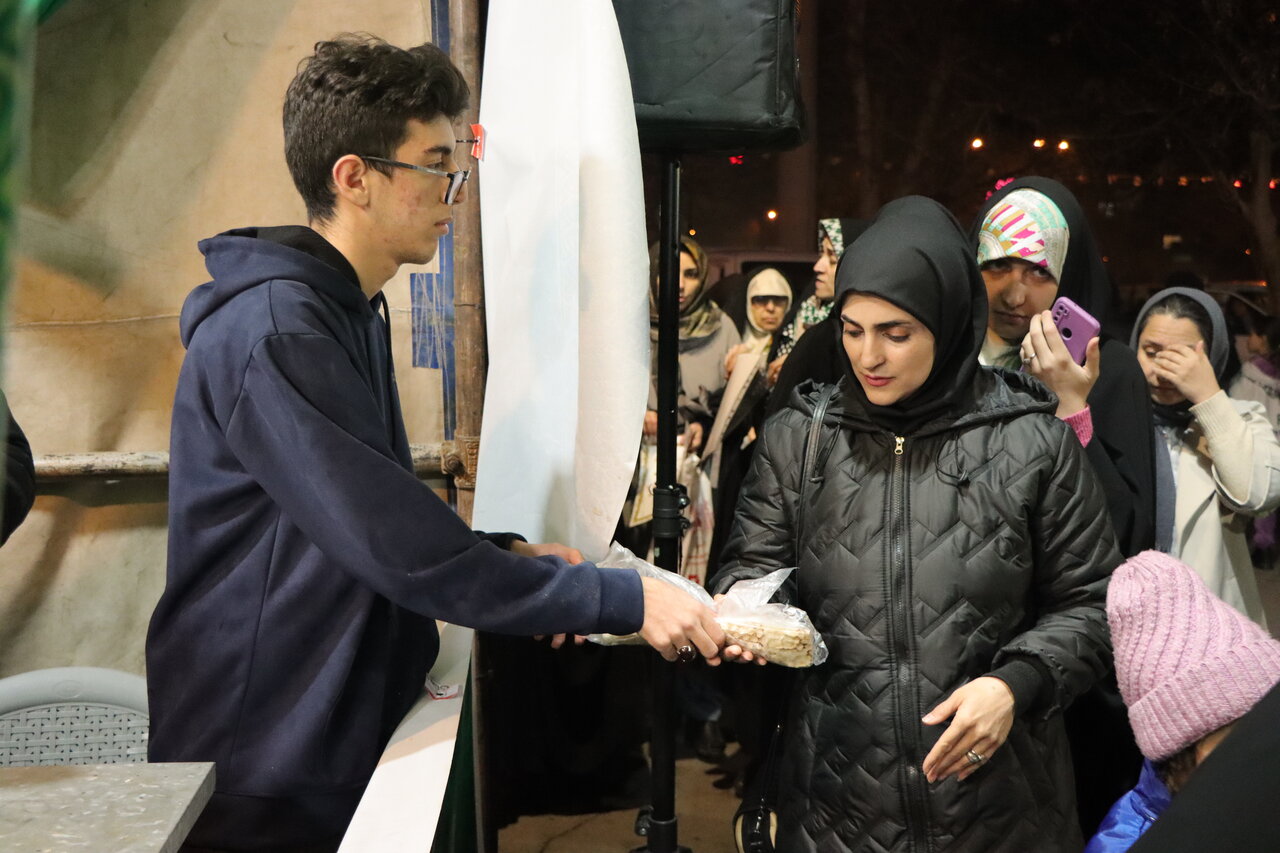 پذیرایی نوجوانان مرکز سلاله از منتظران ظهور حضرت بقیهالله(عج)