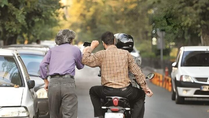 از نمایش تلفن همراه خود در ملأعام خودداری کنید