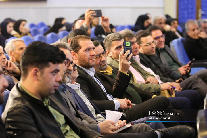 نشست صمیمانه استاندار و مدیران اصفهان با اصحاب رسانه