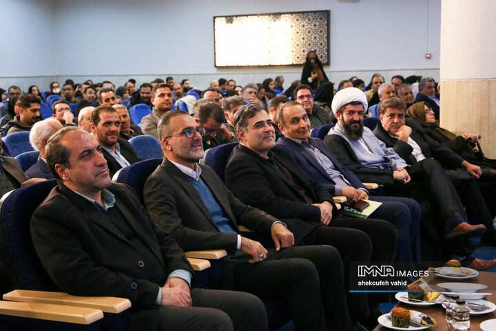 نشست صمیمانه استاندار و مدیران اصفهان با اصحاب رسانه