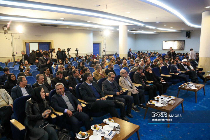 نشست صمیمانه استاندار و مدیران اصفهان با اصحاب رسانه