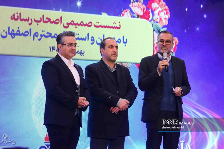 نشست صمیمانه استاندار و مدیران اصفهان با اصحاب رسانه