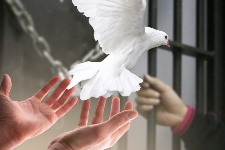 مشق انسانیت با رهایی پدر از زندان