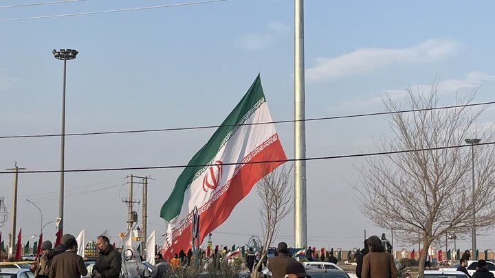 اهتزاز ۱۱ پرچم مرتفع اطراف مسجد جمکران 