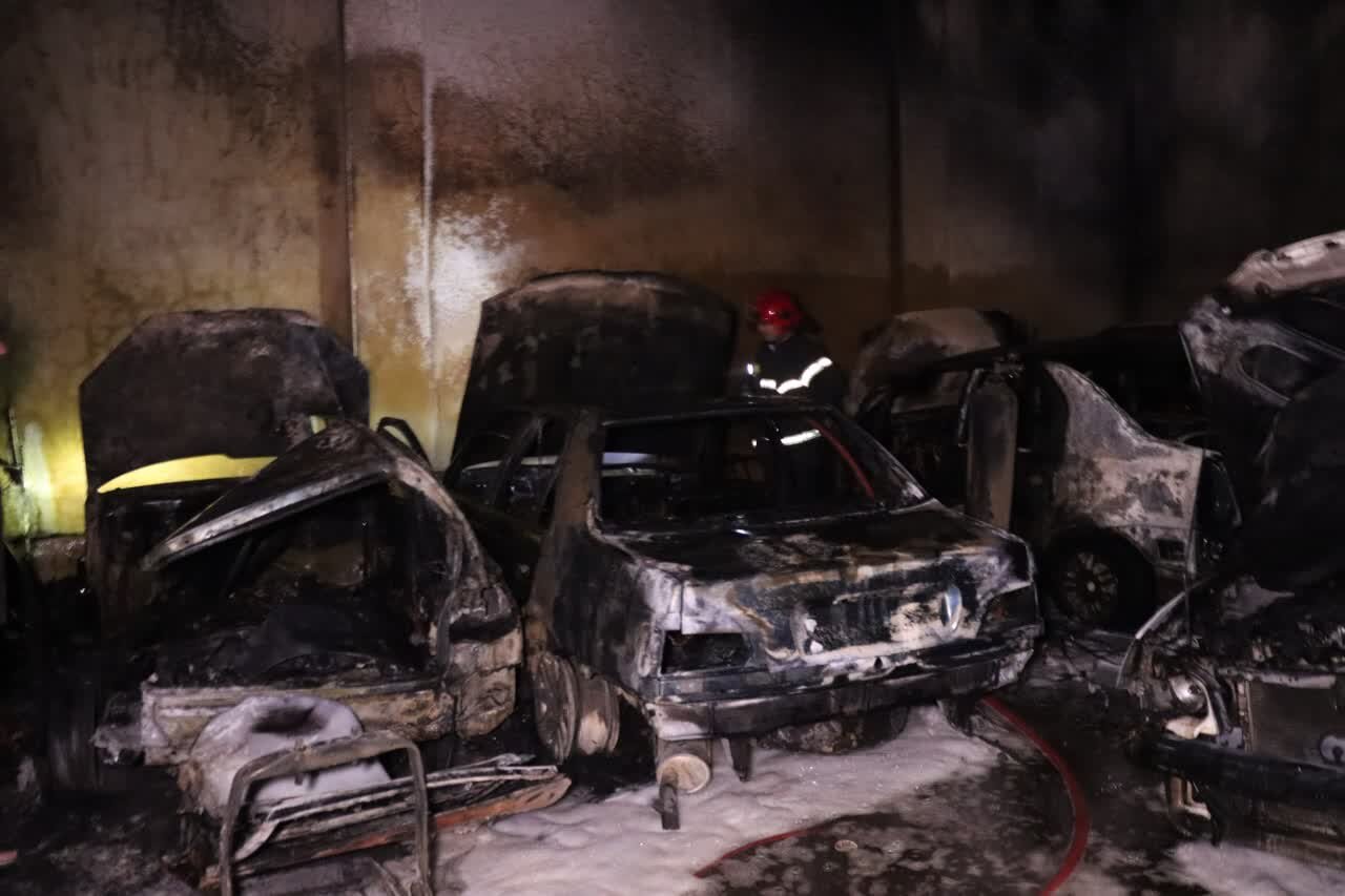 ۵ خودرو در پی حریق کارگاه صافکاری در آتش سوخت + عکس