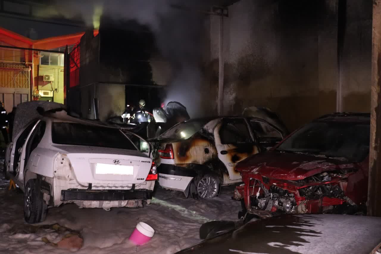 ۵ خودرو در پی حریق کارگاه صافکاری در آتش سوخت + عکس