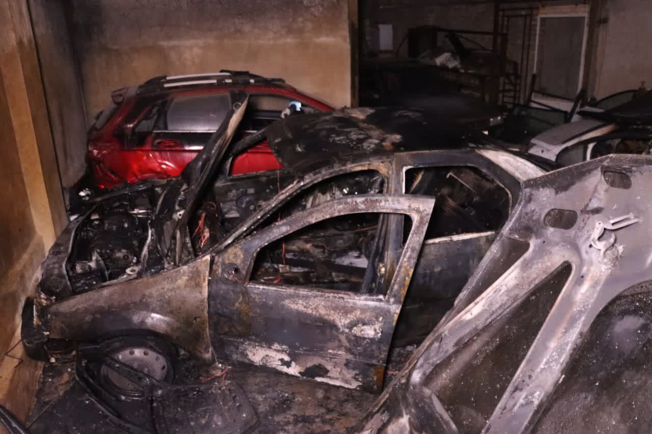 ۵ خودرو در پی حریق کارگاه صافکاری در آتش سوخت + عکس