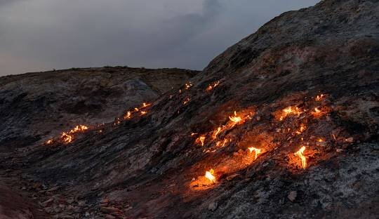 تشکوه و کوه سوخته؛ کوههای آتشینی که قرنهاست میسوزند