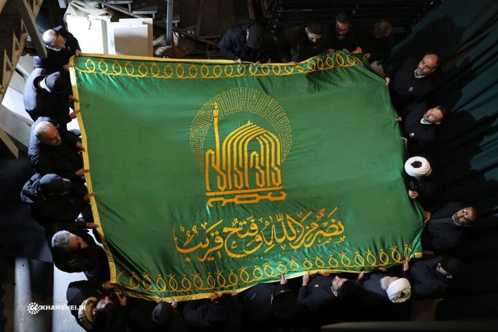 محل تدفین پیکر سیدالشهدای جبهه مقاومت، متبرک به پرچم آستان قدس رضوی