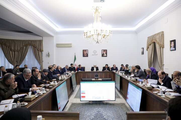 دستگاه‌های نظارتی با قوت نظارت بر قیمت‌ها و برخورد با محتکرین را ادامه دهند