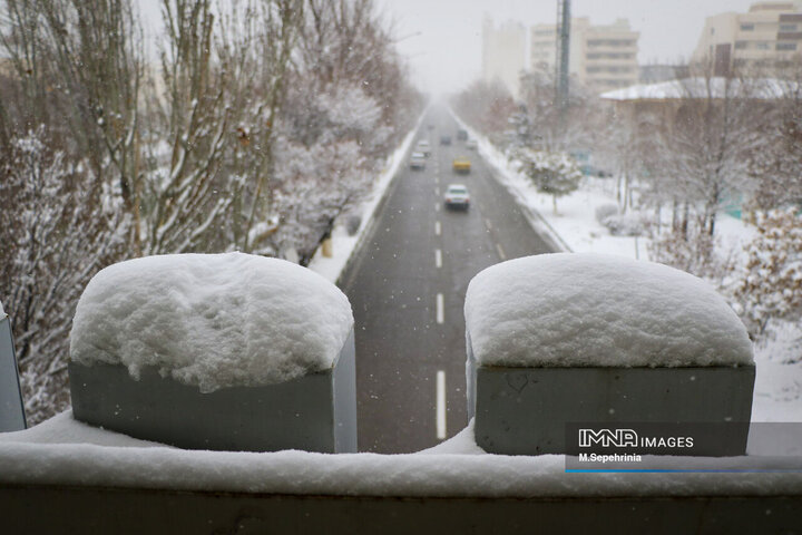 استفاده از تیغه برف‌روب و ۱۱ اکیپ فعال برای برف‌روبی در منطقه ۷ اصفهان