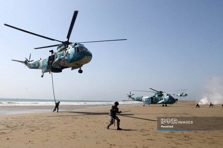 شلیک همزمان موشکهای بالستیک و کروز سپاه در رزمایش اقتدار