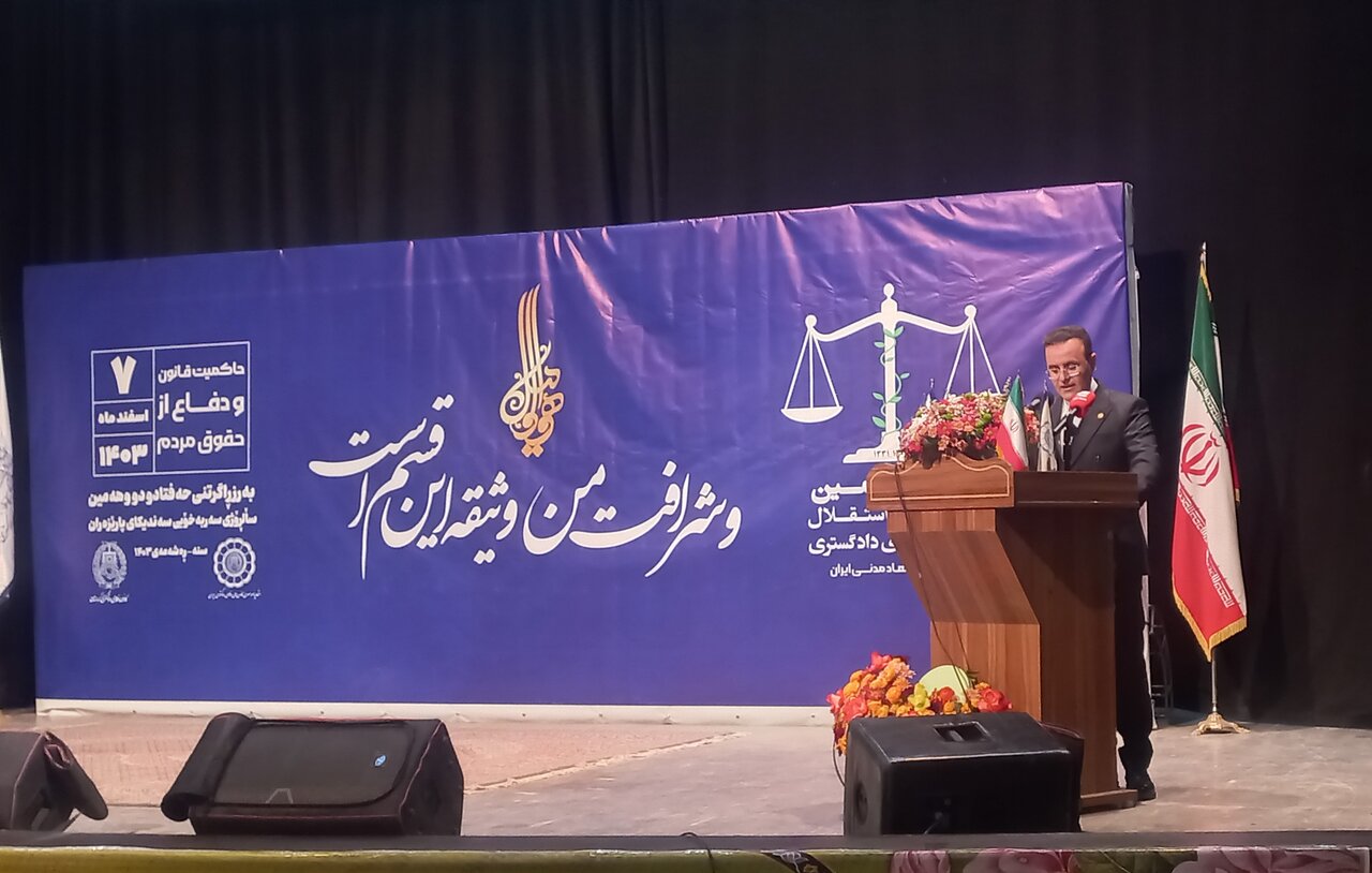 وکلا به قوانین روز آگاه باشند