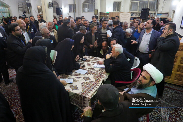 دیدار شهردار اصفهان با اهالی منطقه ۱۱ شهرداری