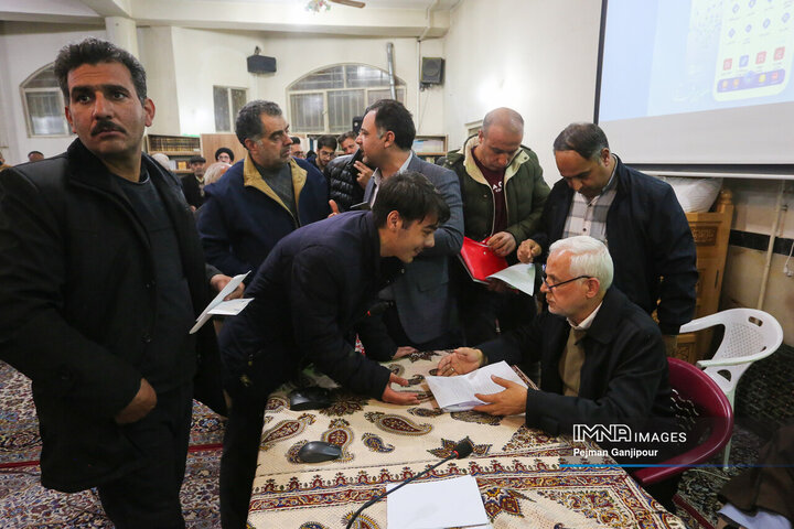 دیدار شهردار اصفهان با اهالی منطقه ۱۱ شهرداری