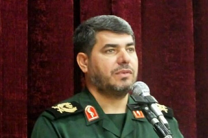 مردم با حضور در صحنه‌های حساس پشت دشمن را به خاک مالیده‌اند