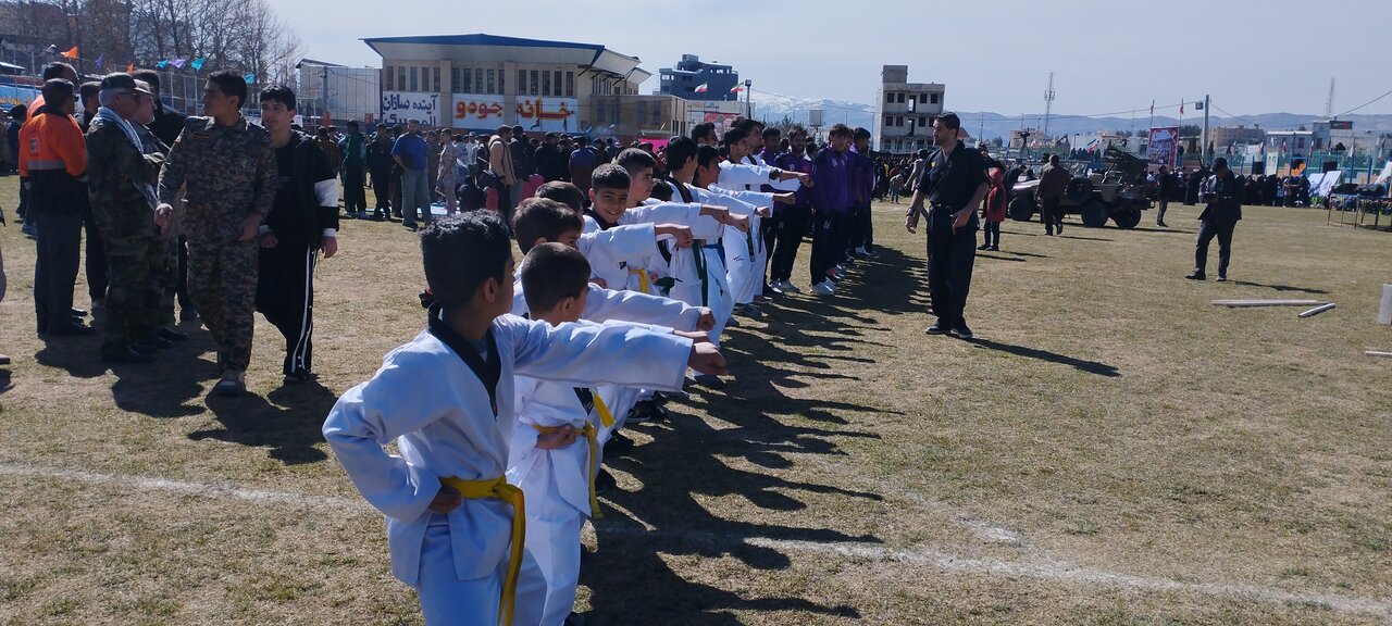 مردم با حضور در صحنههای حساس پشت دشمن را به خاک مالیدهاند