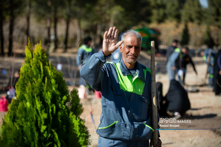آیین کاشت خانوادگی درخت در آرامستان باغ رضوان