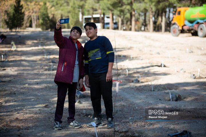 آیین کاشت خانوادگی درخت در آرامستان باغ رضوان