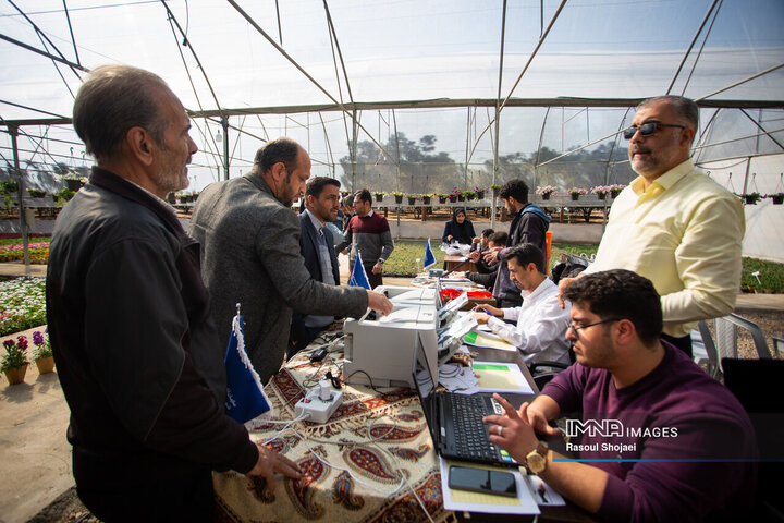 آیین کاشت خانوادگی درخت در آرامستان باغ رضوان
