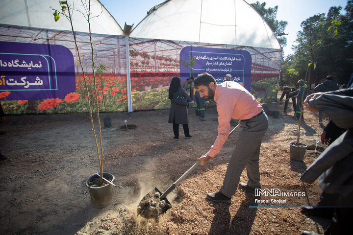 آیین کاشت خانوادگی درخت در آرامستان باغ رضوان