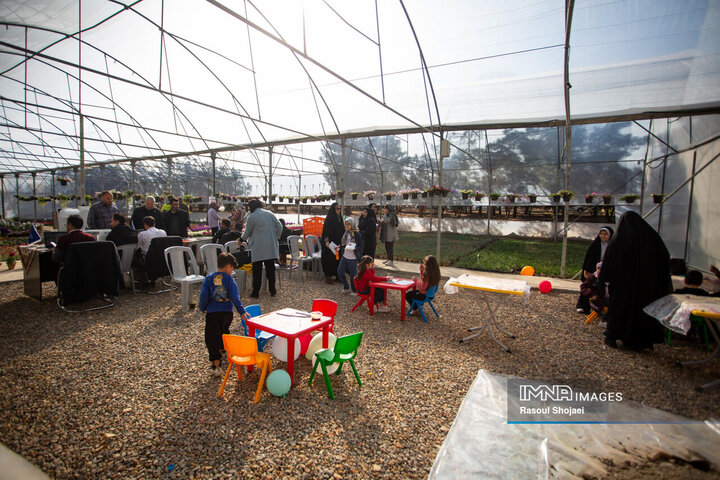 آیین کاشت خانوادگی درخت در آرامستان باغ رضوان