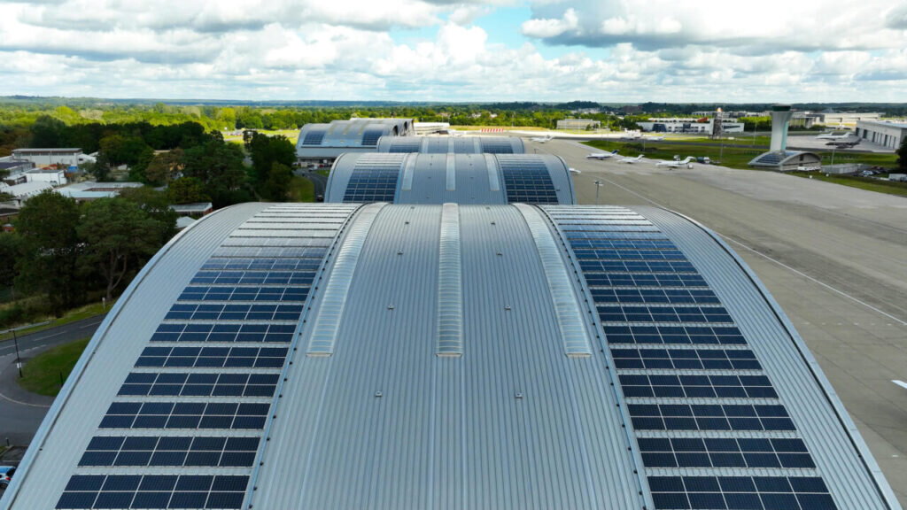 انرژی خورشیدی؛ کلید پایداری در فرودگاهها و شهرها