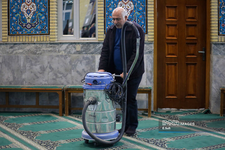 غبارروبی مساجد در آستانه ماه مبارک رمضان