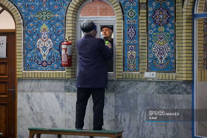 غبارروبی مساجد در آستانه ماه مبارک رمضان