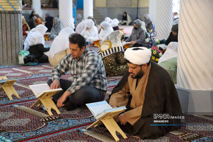 جزءخوانی قرآن کریم در مسجد جامع سنندج