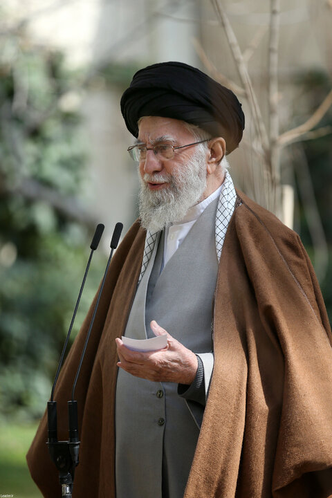 کاشت نهال توسط رهبر انقلاب در هفته منابع طبیعی