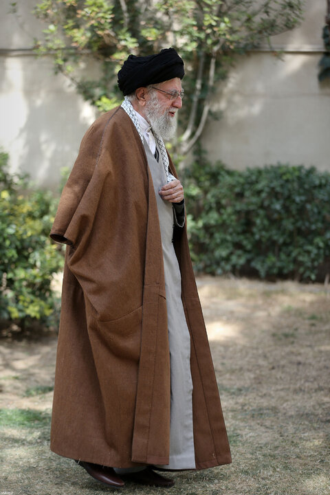 کاشت نهال توسط رهبر انقلاب در هفته منابع طبیعی