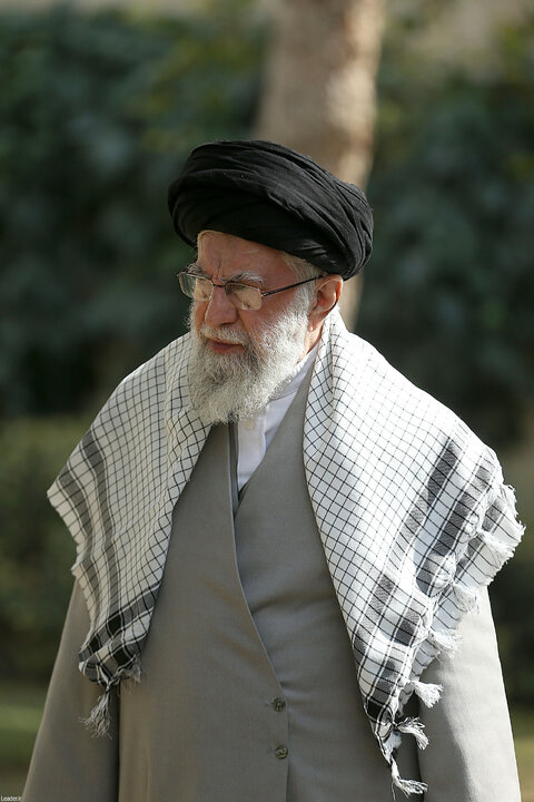 کاشت نهال توسط رهبر انقلاب در هفته منابع طبیعی