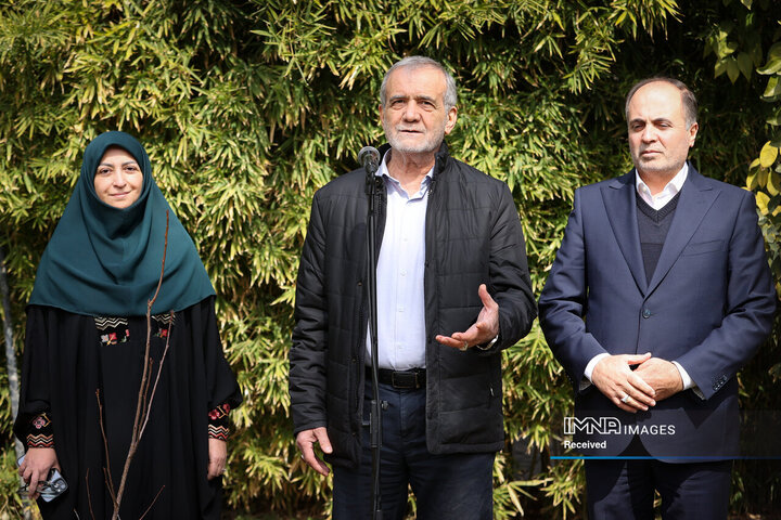 کاشت نهال توسط رئیس جمهور در روز درختکاری