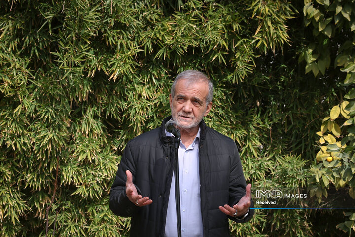 کاشت نهال توسط رئیس جمهور در روز درختکاری