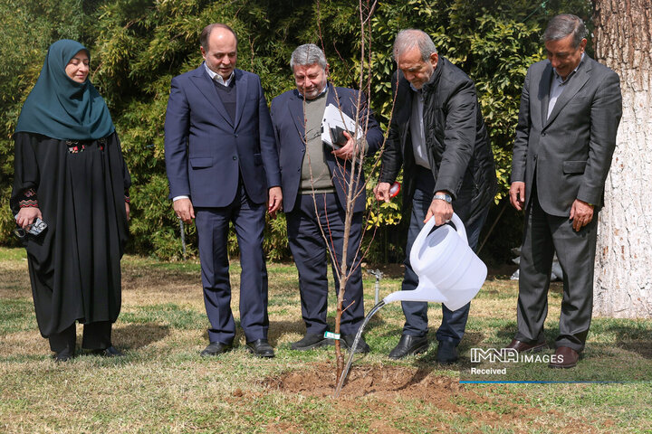 کاشت نهال توسط رئیس جمهور در روز درختکاری