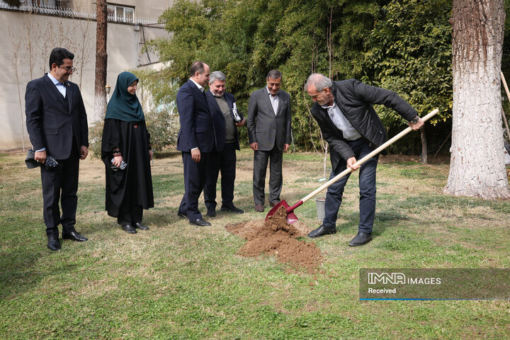 کاشت نهال توسط رئیس جمهور در روز درختکاری