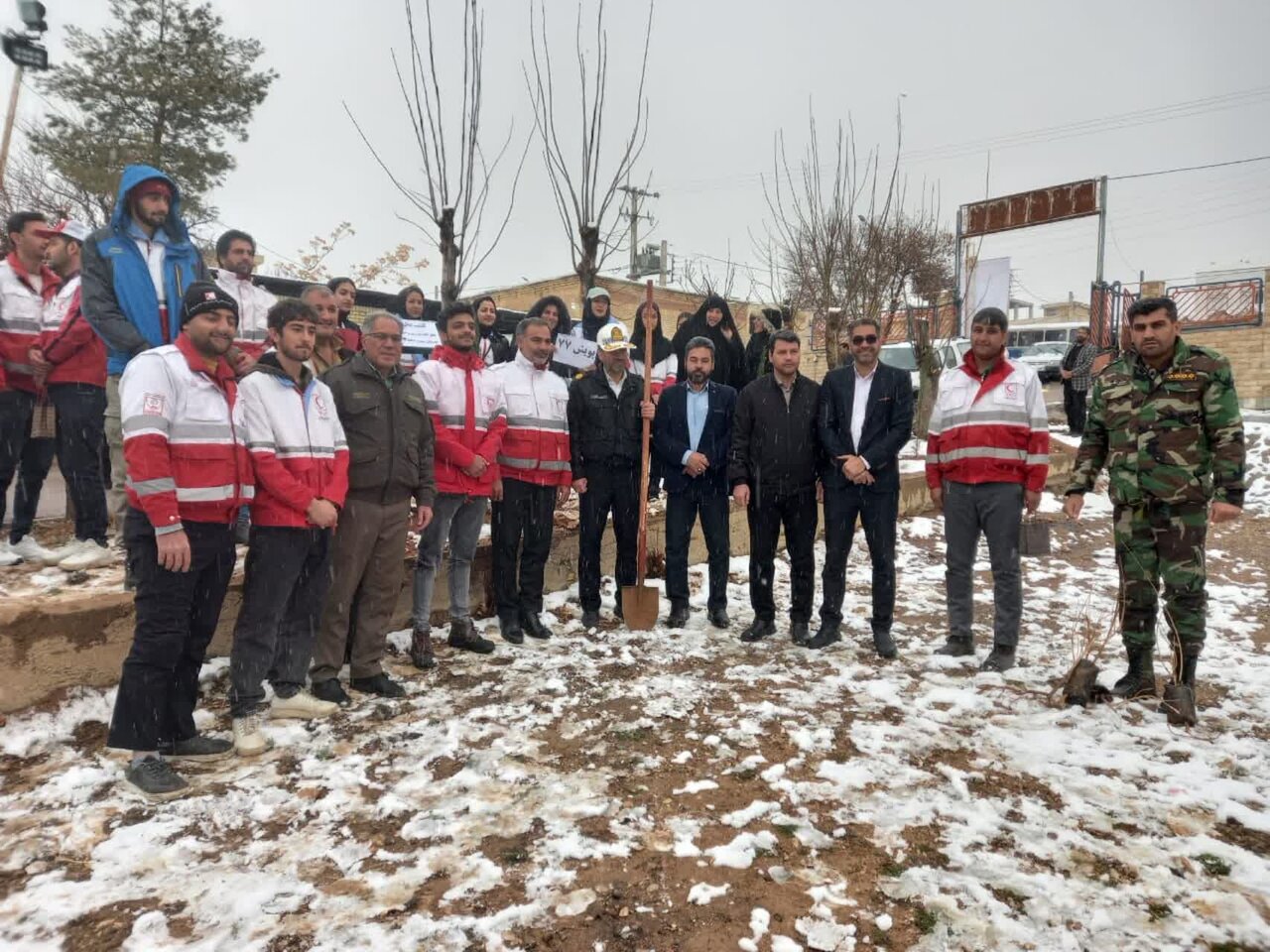 کاشت و توزیع بیش از ۵۰۰ اصله نهال در سمیرم