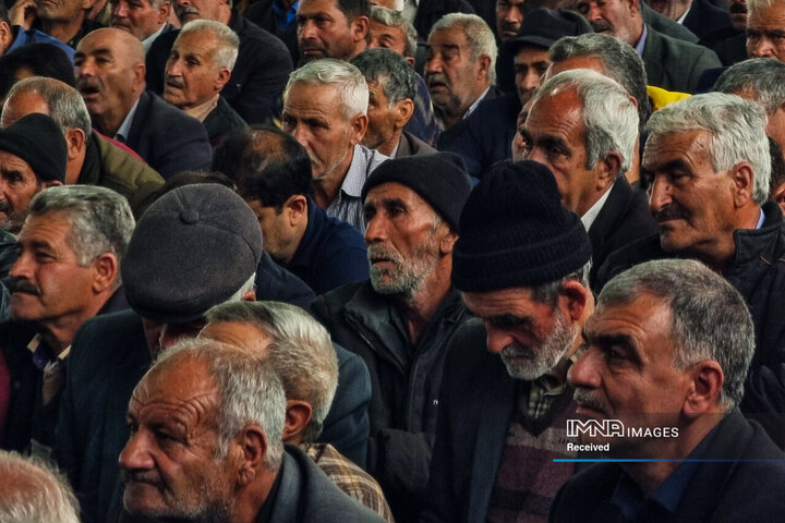 دیدار استاندار اصفهان با کشاورزان شرق استان