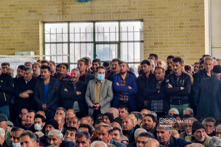 دیدار استاندار اصفهان با کشاورزان شرق استان